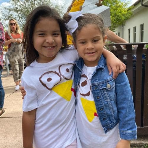 Tanto Yisus como Ely están felices de la bonita amistad que nació entre estas dos pequeñas.