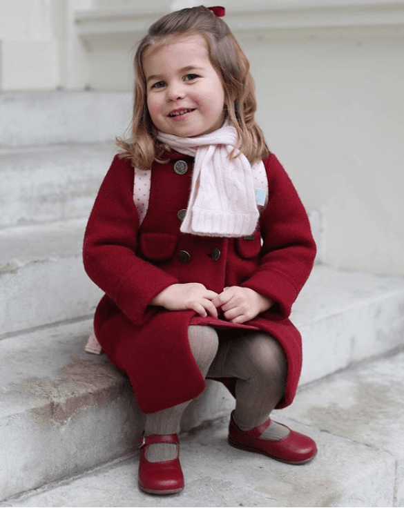 Mostrando estilo (que heredó de su madre), la pequeña Charlotte Elizabeth Diana regaló una pícara sonrisa antes de iniciarse formalmente en el mundo del estudio.