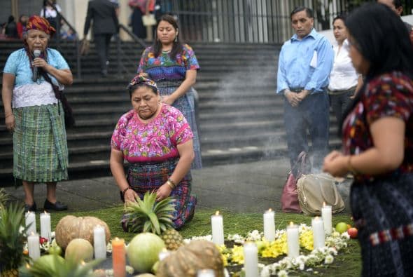 Como parte de la ceremonia prendieron algunos cirios en memoria de las víctimas.