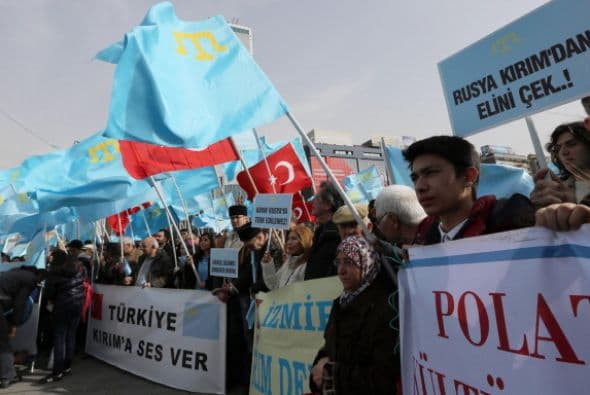 Ahí decenas de personas empuñaron banderas ucranianas y turcas en contra de la invasión a Crimea.