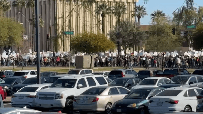 El llamado de redes sociales encontró eco en Arizona: las principales
<b> movilizaciones de este viernes 30 de enero se dieron en las ciudades de Phoenix y Tucson, en contra de los operativos federales de ICE</b> y en respaldo a quienes han protestado en Minneapolis.