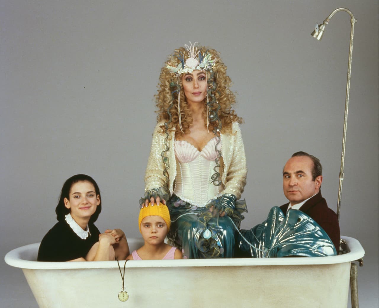 <b>‘Mermaids’</b>
<br>Esta película sigue la historia de una sensual y poco tradicional madre soltera (Cher), que se encarga de criar a sus dos hijas. Sin embargo, la mayor de ellas (Winona Ryder) se avergüenza de ella y se obsesiona con la religión, al punto de querer convertirse en monja.