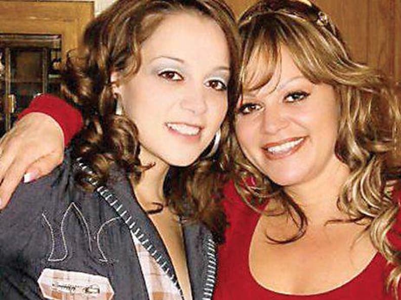 Semanas antes de la muerte de Jenni Rivera, la cantante nombró a Rosie tutora de sus hijos y
<b>albacea de sus bienes</b>. Rosie, cumplió con la voluntad de su hermana y sin tiempo para llorar se hizo cargo de todo.