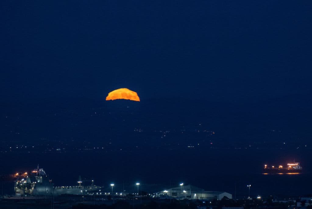<b>Una <a href="https://www.univision.com/noticias/medio-ambiente/como-ver-superluna-azul-esta-semana-luna-agosto-esturion" target="_blank">superluna y también una azul</a>: dos eventos celestiales</b> que
<b>se combinaron</b> este lunes 19 de agosto, cautivando millones de miradas en San Francisco,
<b>California</b>, como en el resto del mundo.