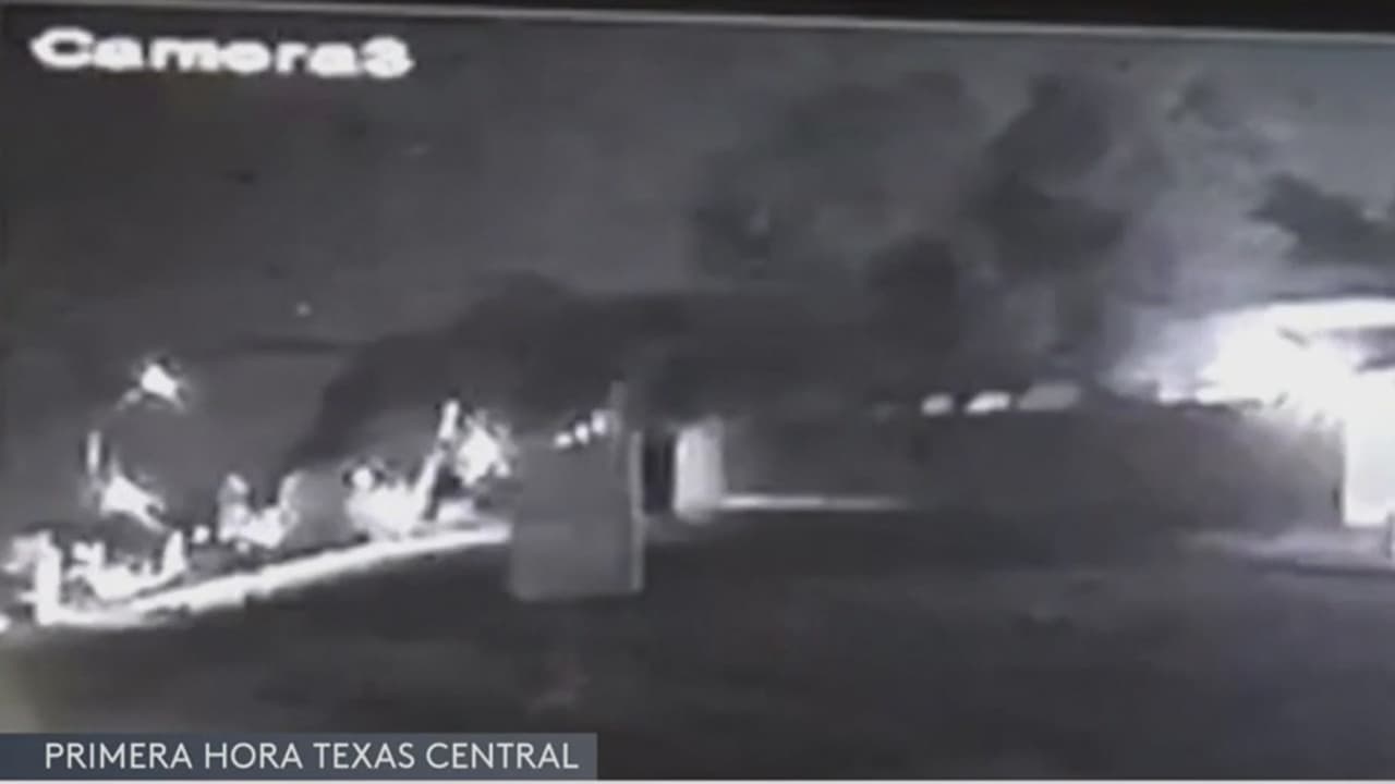 Video muestra el momento en el que una avioneta se estrella en una zona residencial de San Antonio