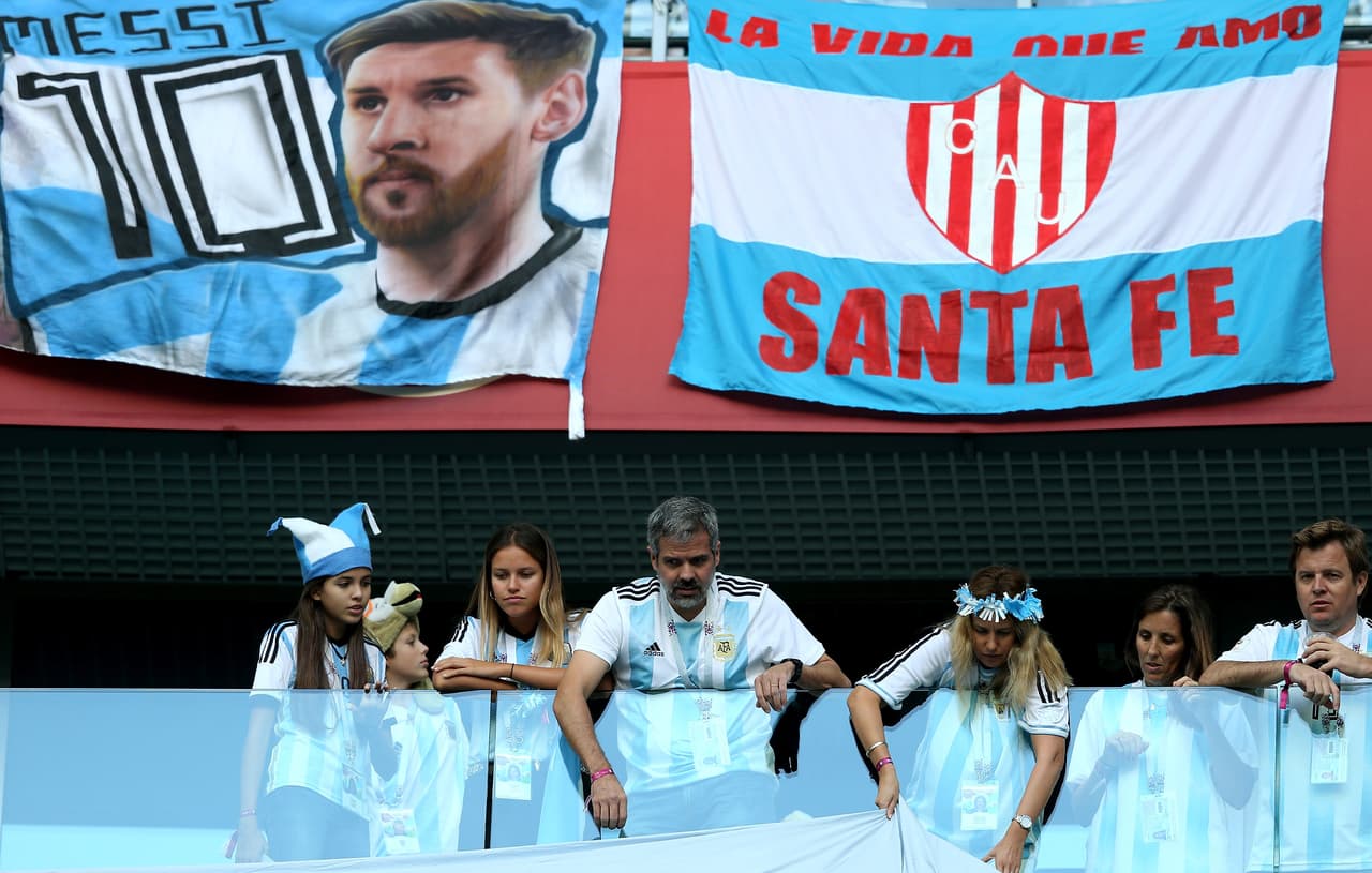 Los fanáticos de Argentina inundan de pasión el partido contra Nigeria en un encuentro de alegría y colorido en el tercer y definitivo partido del grupo D del Mundial Rusia 2018.