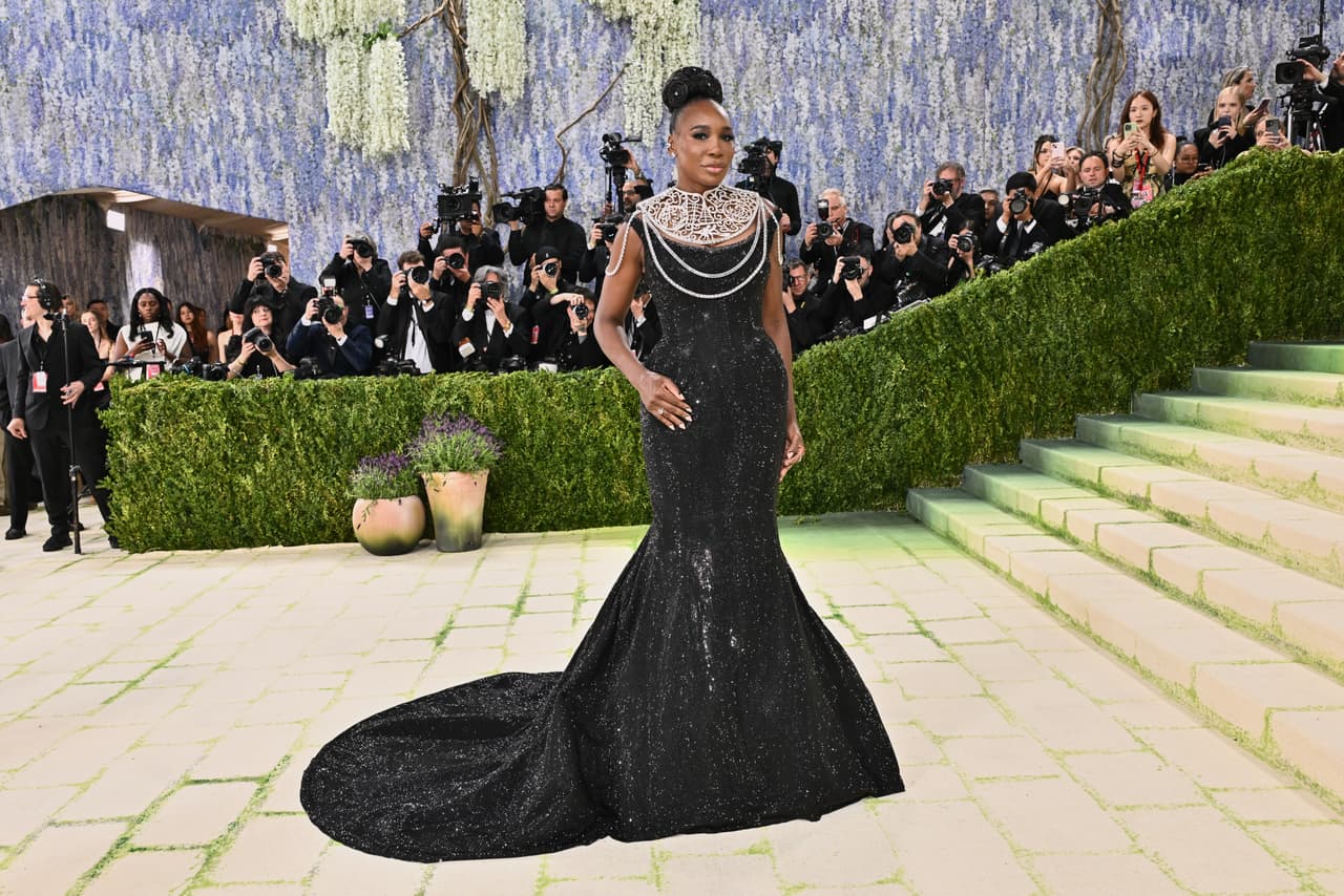 Venus Williams llevó un vestido negro brillante, palabra de honor, con una deslumbrante pieza de joyería en el cuello como homenaje a un retrato suyo realizado por Robert Pruitt para la National Portrait Gallery.