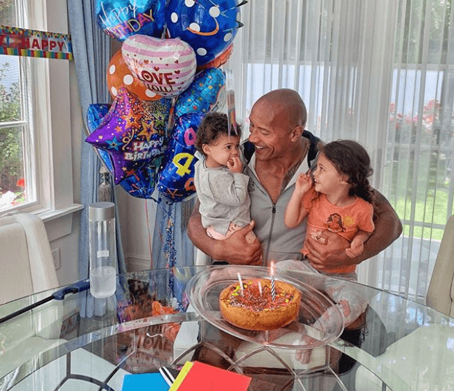 El actor publicó recientemente en sus redes: "Mis pequeñas reinas, Tia y Jazzy hicieron mi cumpleaños. Es un buen recordatorio de por qué trabajo de la manera que lo hago. Solo me faltó mi hija Simone, pero dos de tres no está mal, lo tomo", escribió el actor en su cuenta de Instagram.