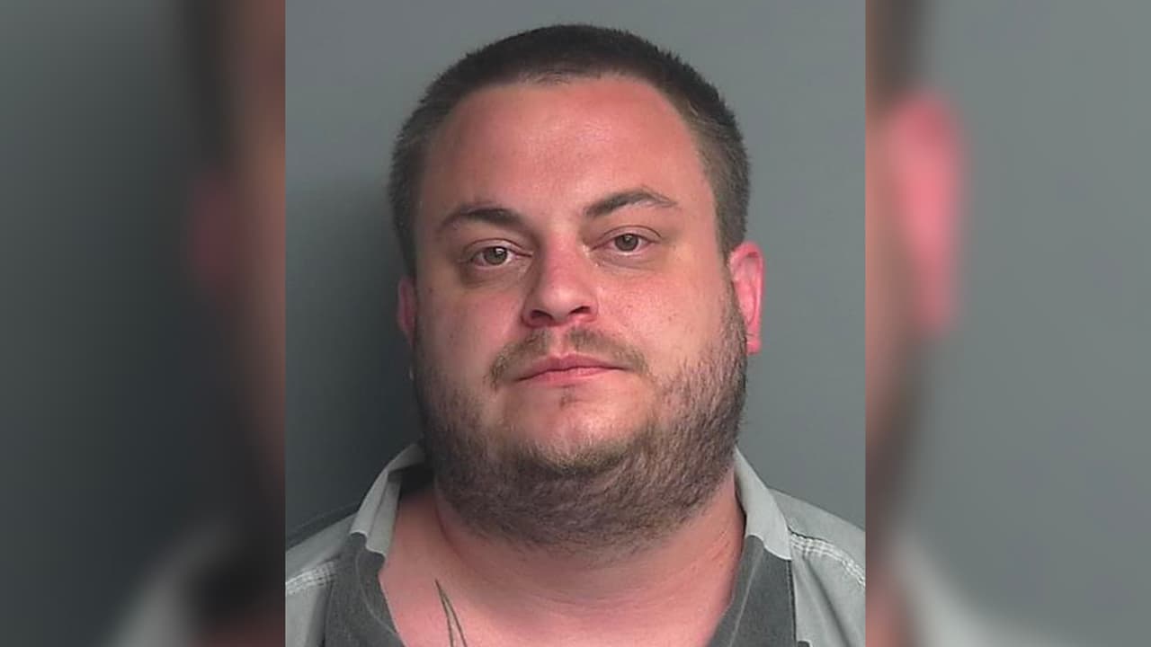 Brandon Layne Wilbois, 31 años. Se le acusa de lesiones en contra de un miembro de su familia. Su última dirección conocida es en la calle Mark Twain Drive, en Magnolia, Texas.