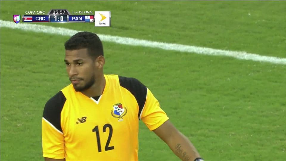 Disparo afuera de Kendall Waston