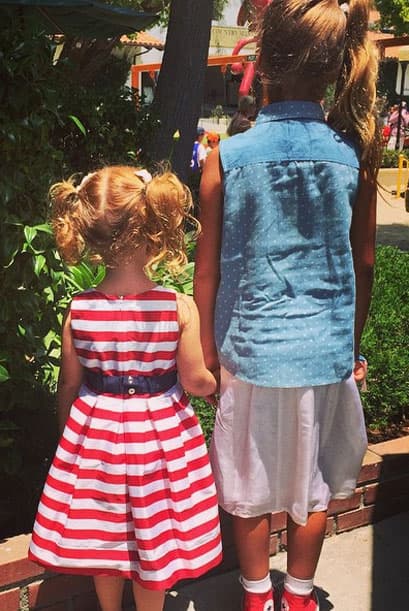 Jessica Alba con sus hijas.