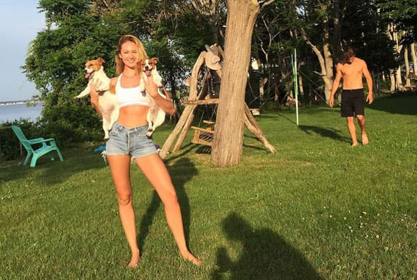 Candice Swanepoel con sus mascotas.