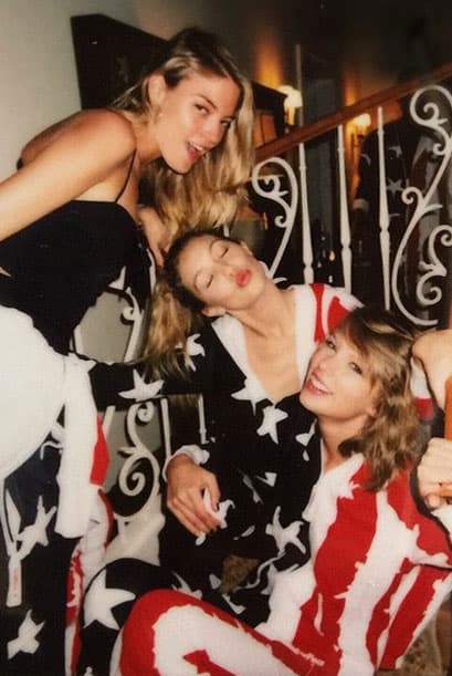 Taylor Swift con Gigi Hadid y sus amigas.