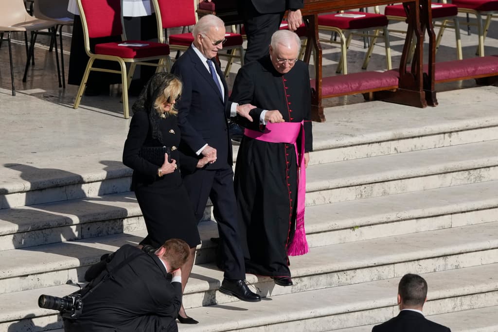 El expresidente Joe Biden (centro) y su esposa Jill llegan al funeral del papa Francisco en la Plaza de San Pedro del Vaticano, el sábado 26 de abril de 2025. (Foto AP/Gregorio Borgia)