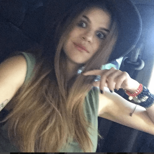 Ella luce modelos muy parecidos a los de su posible amado, y que porta bastante bien.