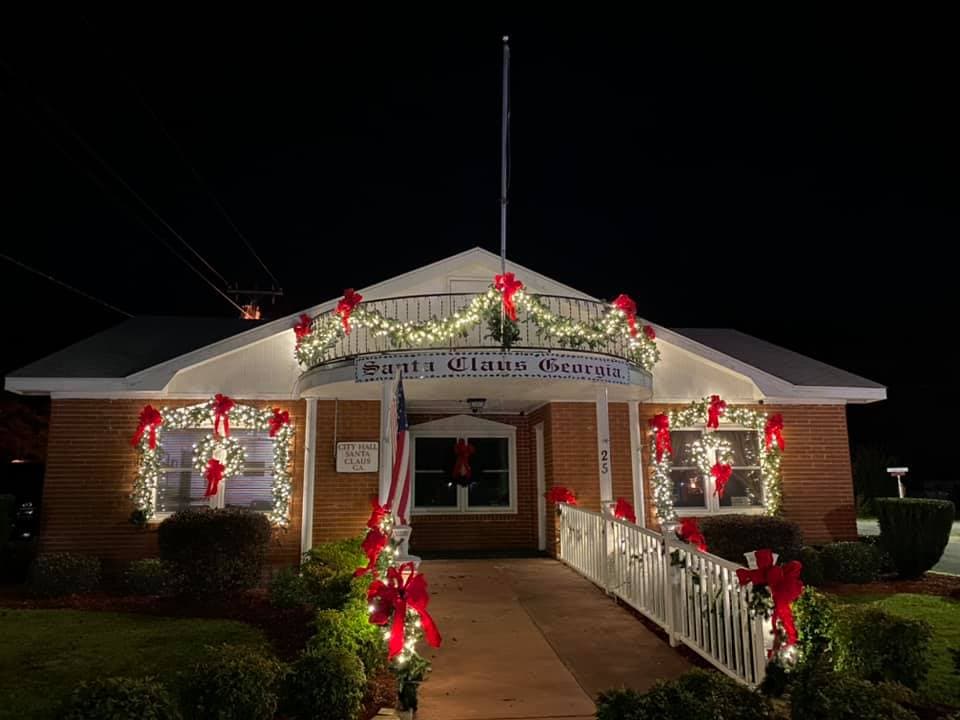 <b>Santa Claus</b>. Con un nombre como Santa Claus, ¿cómo podría no ser este un lugar festivo para Navidad? La población de la ciudad es de solo 266 habitantes, pero se pueden hacer excelentes fotografías junto al letrero de entrada cuando llegas aquí. Las calles también tienen nombres apropiados de temas festivos, como Rudolph Way, Dancer Street, Prancer Street y Candy Cane Road.
<br>
<br>
<b><a href="https://goo.gl/maps/fnx4zYU4EDZ56zMr9">Cómo llegar</a></b>