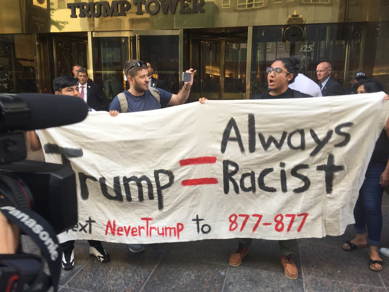 "Trump siempre será un racista", dicen los dos hispanos que protestaron dentro de la Torre Trump