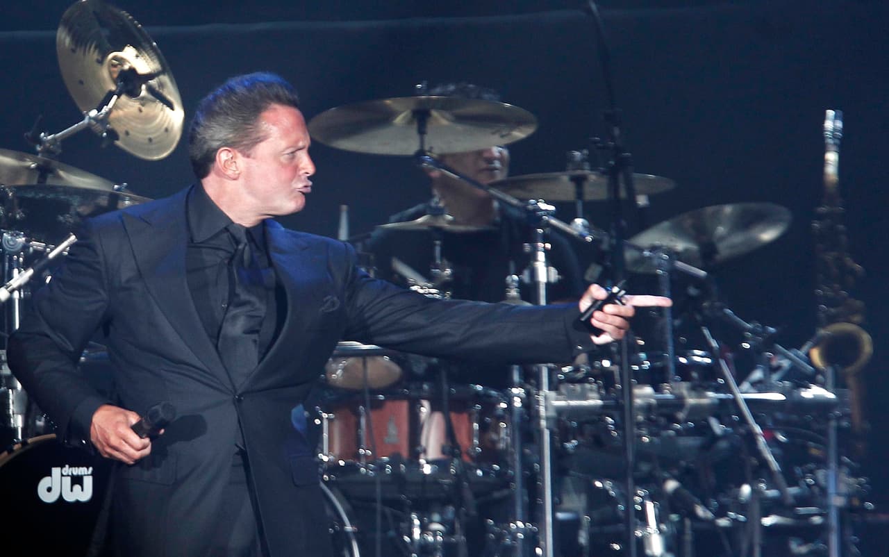 Puede decirse que este será un año en el que Luis Miguel renace como el “ave fénix” con nuevos bríos profesionales e inyectado por una pasión que le está enloqueciendo a medida que se vaya acercando a sus cincuenta años y desde ahora experimentar esa famosa etapa en la que se vuelven los ojos a mujeres muy jóvenes, mucho más que él.