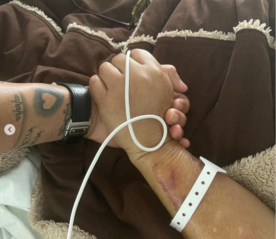 Desde entonces,
<b><a href="https://www.univision.com/shows/despierta-america/con-miedo-el-chef-yisus-recuerda-lo-duro-que-fue-que-a-su-madre-le-detectaran-cancer-de-pancreas-video" target="_blank">fue sometida a tratamientos de radiación</a></b>, constante revisión médica y terapia para erradicar la enfermedad.
<br>