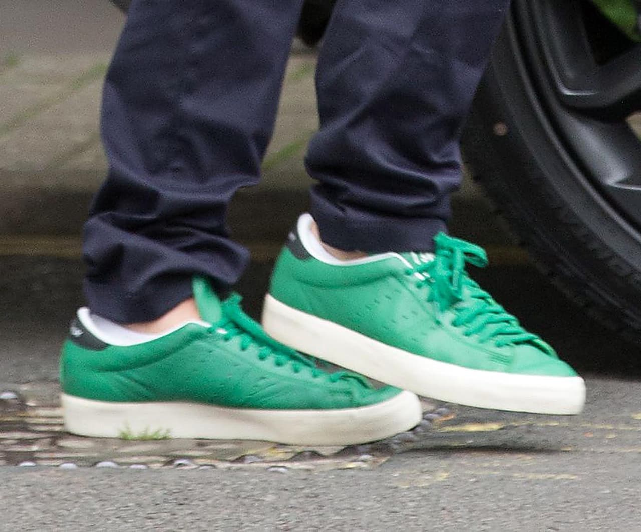 Sus tenis en verde completaron su outfit y resaltaron mucho su look.