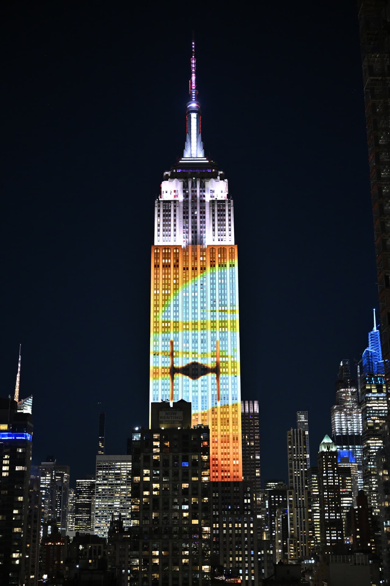 El montaje se vio entre las 8:00 y las 11:00 pm y se musicalizó con la marcha imperial, tema conocido de la saga.
<br>