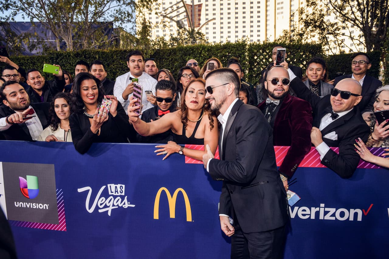 Juanes tampoco le dijo que no a las chicas que querían su foto