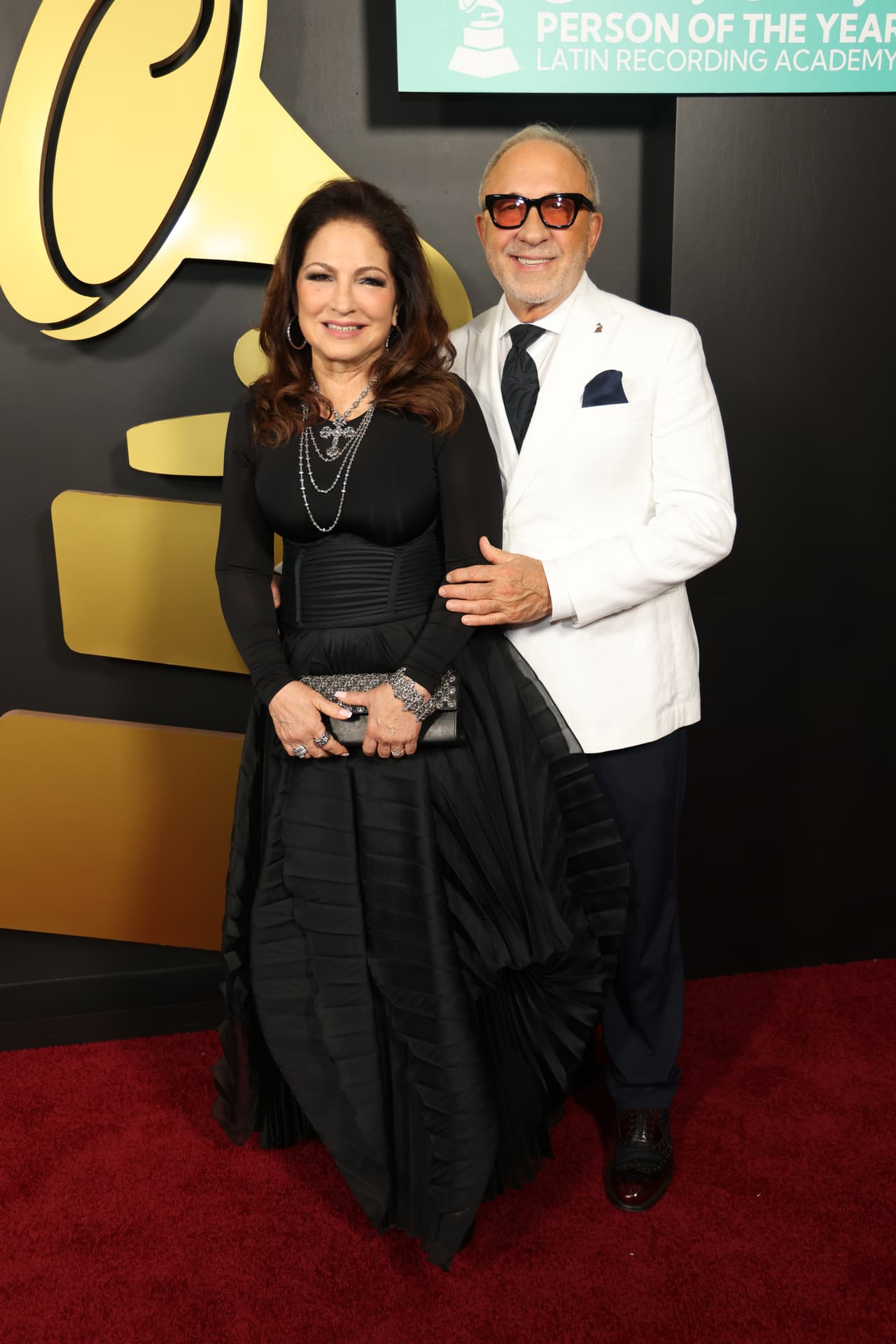 Gloria y Emilio Estefan también desfilaron por la alfombra roja minutos antes del homenaje.