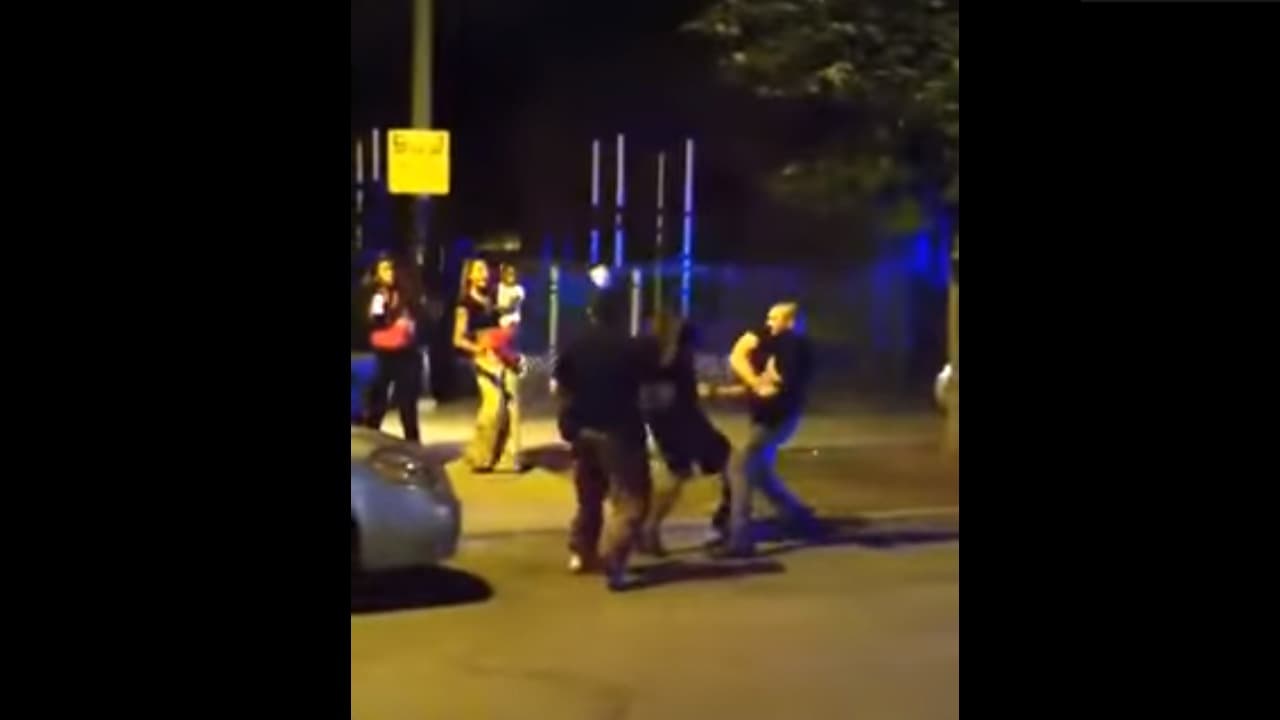 Presentan cargos a policía de Chicago que golpeó a un hombre con una macana