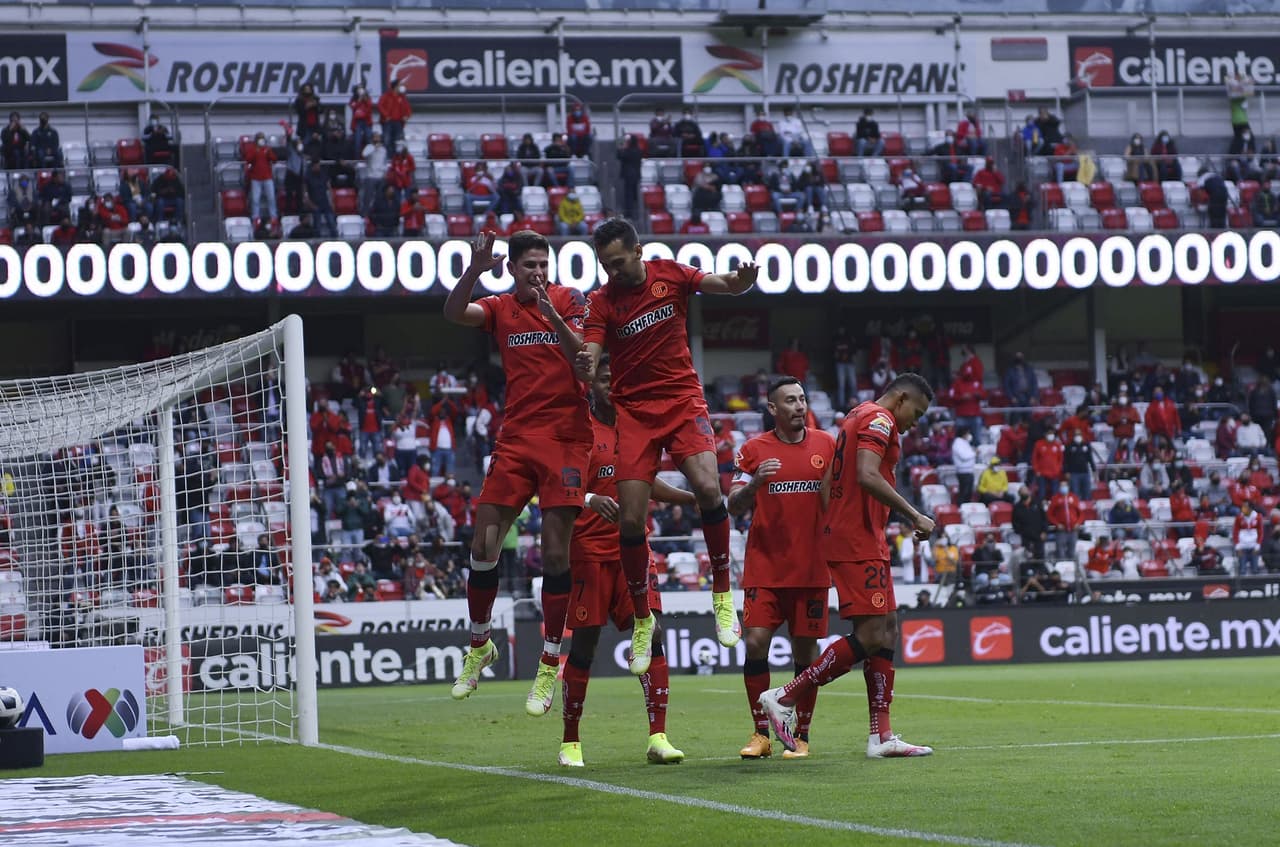 Los aficionados apenas se acomodaban en sus asientos cuando cayó el primer gol de Toluca tras un tiro de esquina.