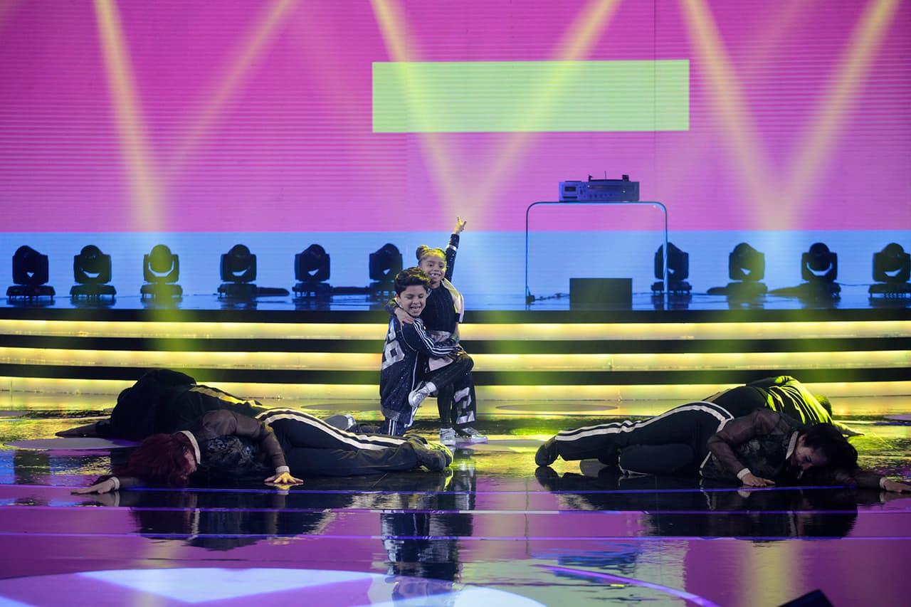 Al terminar su baile, se presentaron ante Albertano, Verónica, Miguel y Karol.