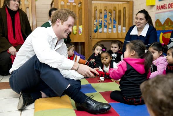 El príncipe no tuvo problemas de sentarse en el suelo para estar a la altura de los niños, jugar con ellos e incluso tomó uno de los pequeños telares donde los chicos aprenden a utilizar la aguja con lanas de llamativos colores.