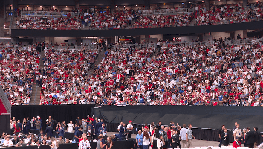 Era notorio el uso de los colores de la bandera entre los asistentes.