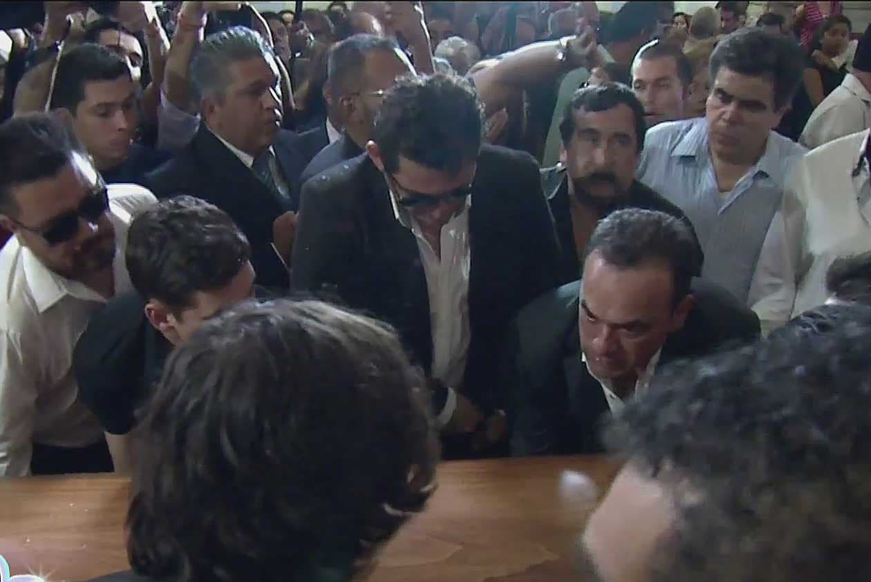 Por ser una persona tan querida en su tierra natal, los Figueroa permitieron que los fans lo acompañaran en el último adiós.