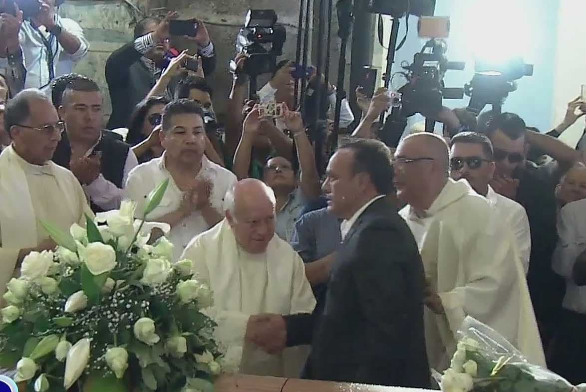 Era imposible entrar a la Catedral, estaba repleta de gente que sólo buscaba tener el último contacto con Joan Sebastian.