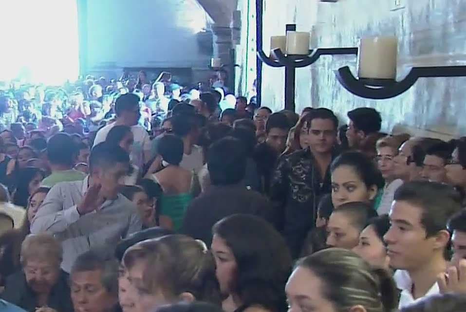 La gente estuvo desde temprano para poder obtener un lugar dentro del recinto religioso.