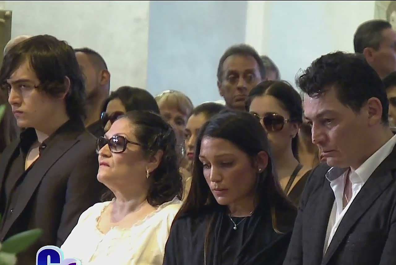 Las lágrimas rodaron por todos los rostros de los familiares del cantante.