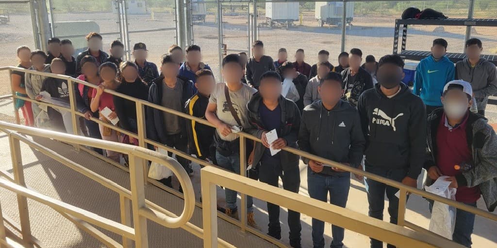 Agentes de la estación Three Points encontraron a 32 ciudadanos guatemaltecos cerca de San Miguel. Del grupo 30 eran menores no acompañados de tan solo 9 años. "Las organizaciones criminales explotan a los migrantes con fines de lucro, a menudo dejándolos varados en la frontera sin tener en cuenta su seguridad", tuiteó John Modlin, jefe de la Patrulla Fronteriza.
<br>