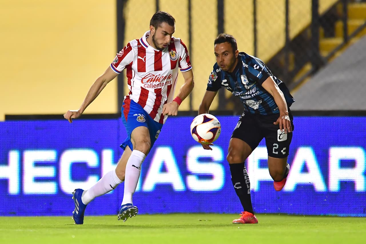 Querétaro y Chivas empatan 2-2 en La Corregidora y se conforman con un puntos. Ambos equipos se quedan con 11 puntos, pero Chivas ese sitúa en la décimo lugar mientras que los Gallos se quedan con la doceava posición.