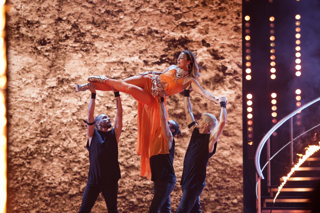 Nancy fue cargada por unos bailarines.