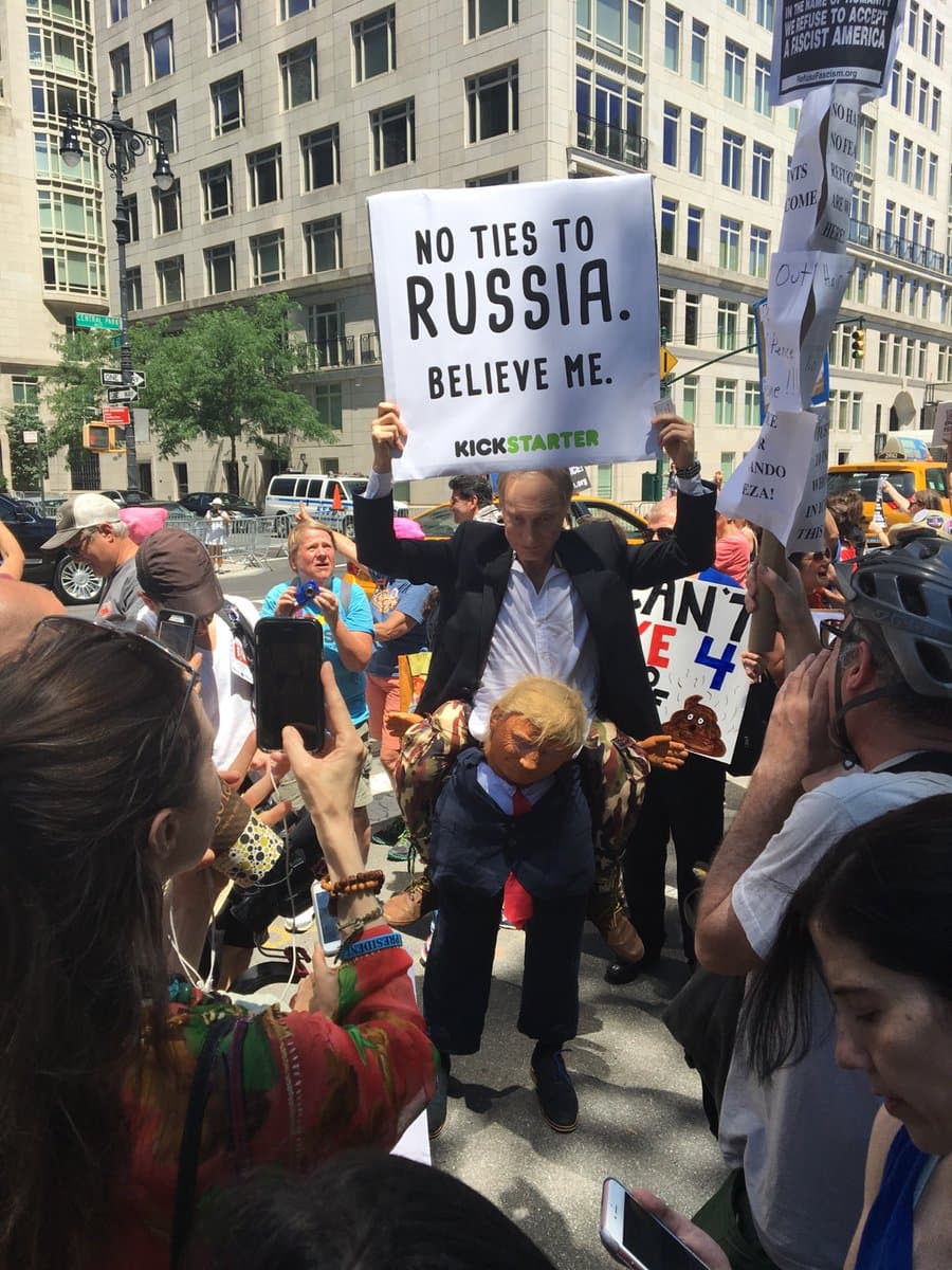 Hombre disfrazado de Vladimir Putin, presidente de Rusia.