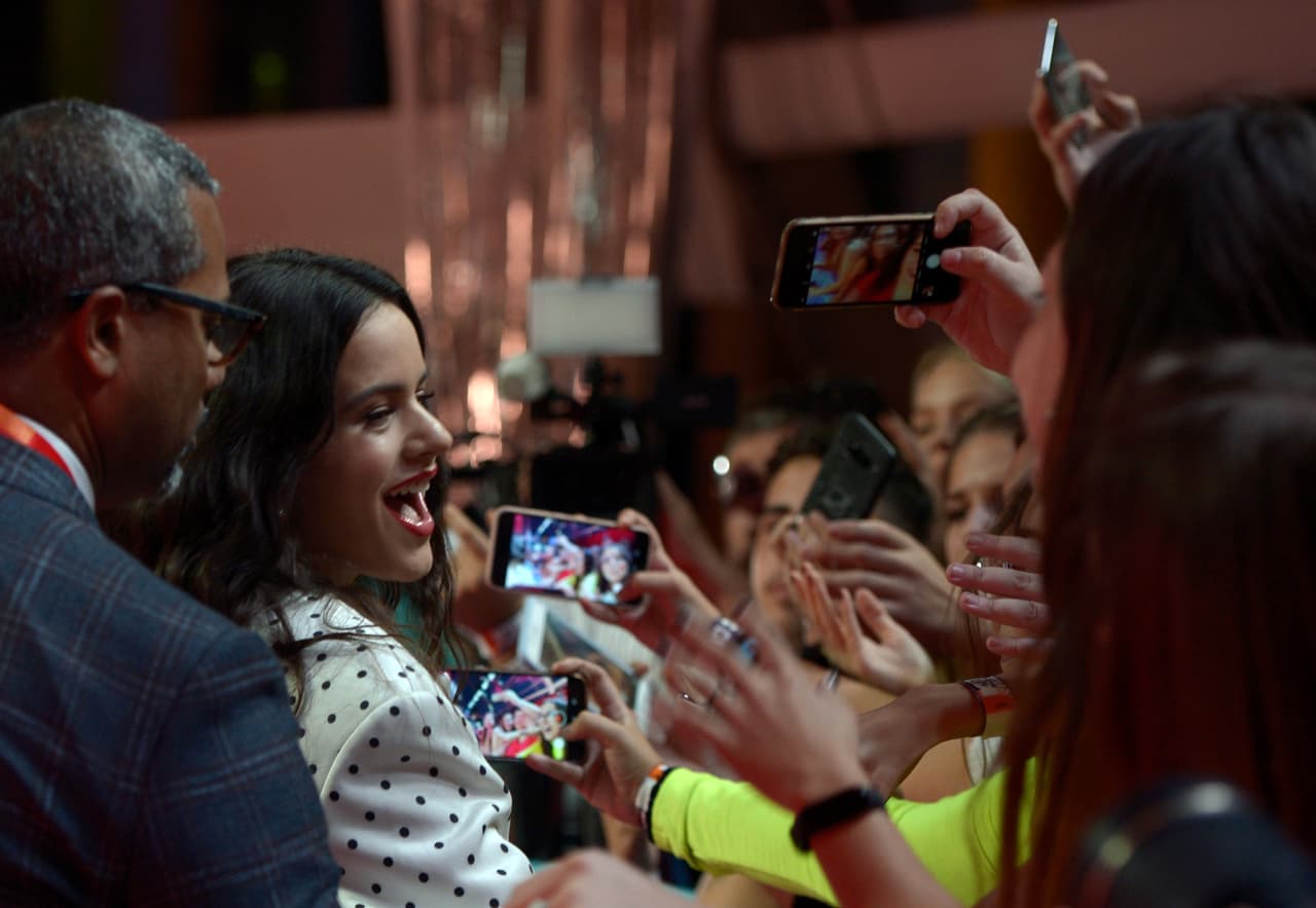 Las largas filas virtuales y los precios para obtener una boleta en preventa fueron el motivo para inundar Twitter con graciosos memes y comentarios hasta el punto de convertir en tendencia a Rosalía y Ticketmaster: