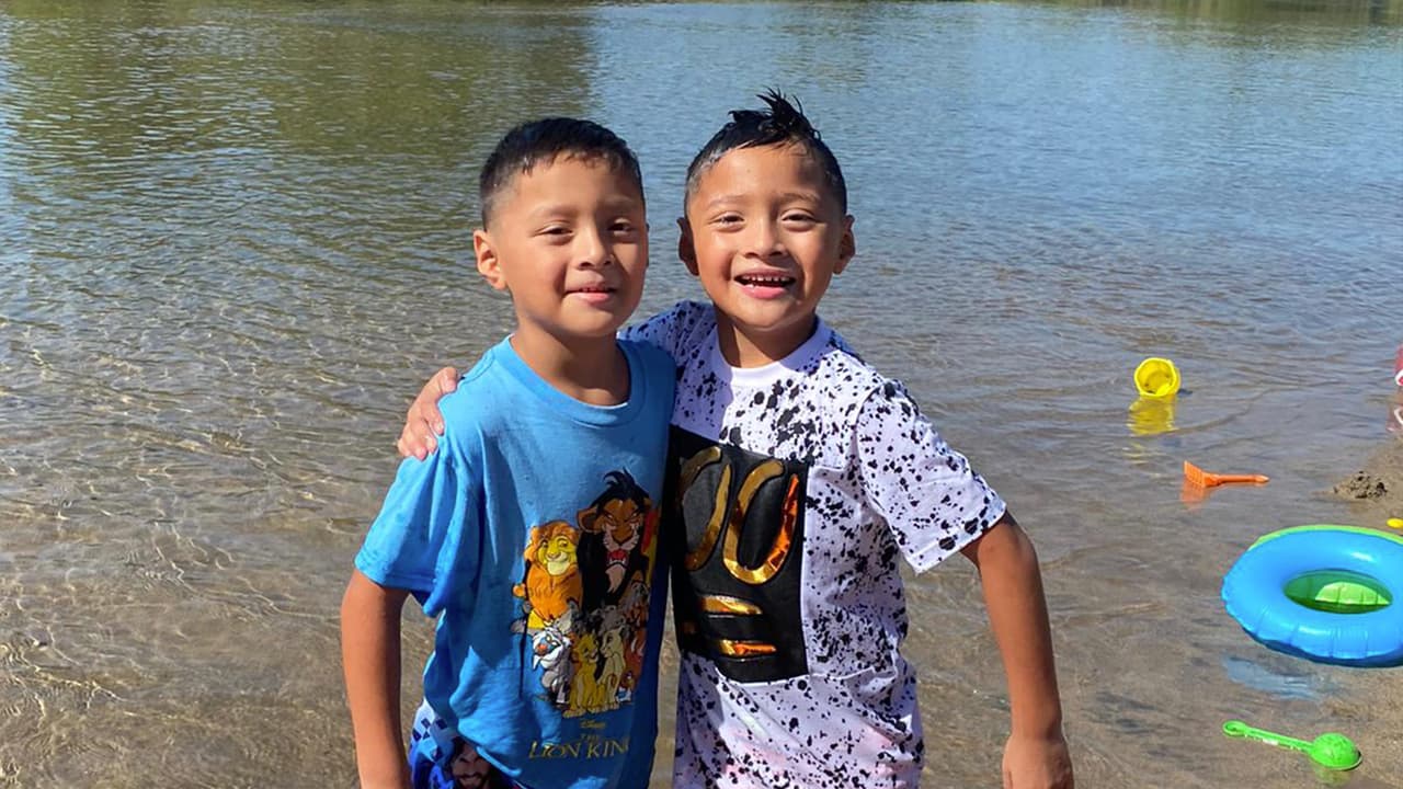 En el automóvil iba José padre, su esposa, y cuatro niños.
<b> José Junior de 7 años falleció en la escena, mientras que su gemelo sobrevivió.</b>