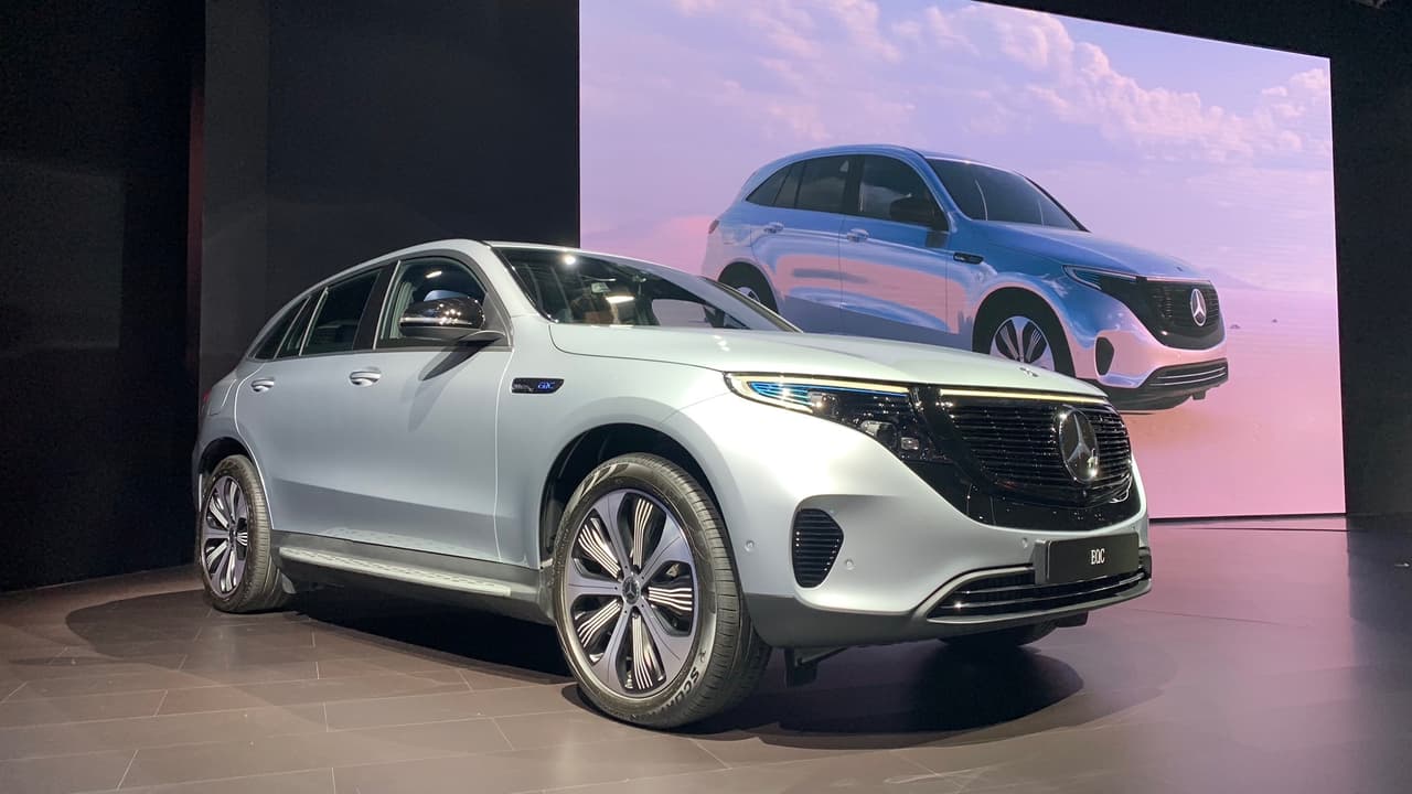 <h3 class="cms-H3-H3">Mercedes-Benz EQC Edition 1886</h3>
<br>La edición inaugural de la primera camioneta eléctrica de Mercedes-Benz hizo su debut norteamericano con un homenaje a la historia de Merecedes-Benz y del automóvil mismo en su nombre. 1886 fue el año en que Karl Benz presentó y patentó su primer automóvil, el Patent Motorwagen. La EQC lleva la tradición más allá con un tren motriz 100% eléctrico que produce 
<b>402 caballos de fuerza </b>y 564 lbs-pie de torque y que acelera esta camioneta con tracción integral 4MATIC, de 0 a 60 millas por hora en 4.9 segundos.