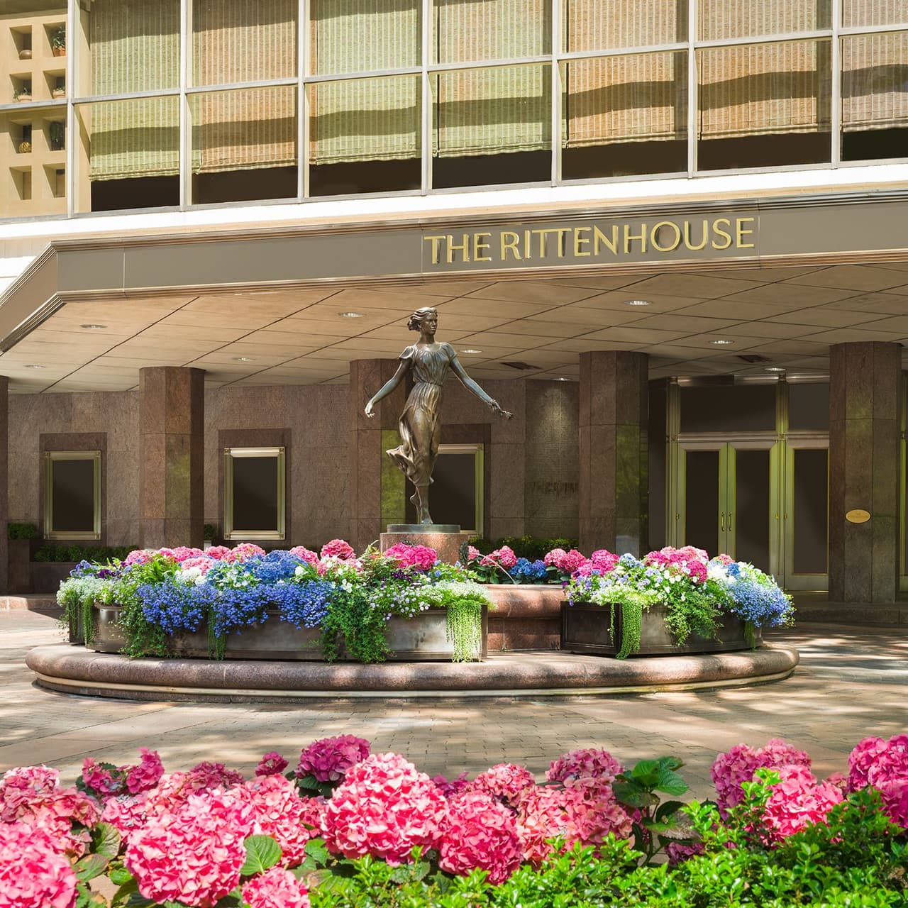 <b><a href="https://www.rittenhousehotel.com/" target="_blank">Lugar número 5: The Rittenhouse Hotel</a></b>. The Rittenhouse tiene una ubicación ideal directamente en Rittenhouse Square para negocios o placer. Los huéspedes pueden salir caminando con fácil acceso a boutiques, restaurantes, museos y el distrito comercial de Center City está a solo unos pasos.