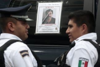 Policías realizan retenes en busca de El Chapo.