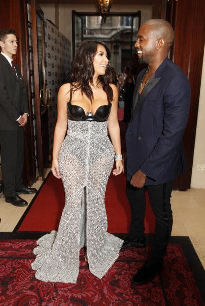 Kim llegó a los Premios GQ enseñando sus poderes con una falda transparente.