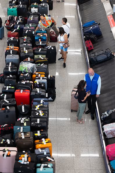 ATLANTA, GEORGIA - 22 DE JULIO: Pasajeros de Delta Airlines hacen fila para recibir asistencia de un agente en el Aeropuerto Internacional Hartsfield-Jackson de Atlanta el 22 de julio de 2024 en Atlanta, Georgia. Delta Airlines canceló más de 700 vuelos el lunes debido a la actualización del software Crowdstrike, lo que representa más de la mitad de las cancelaciones de vuelos en los EE. UU. (Foto de Jessica McGowan/Getty Images)