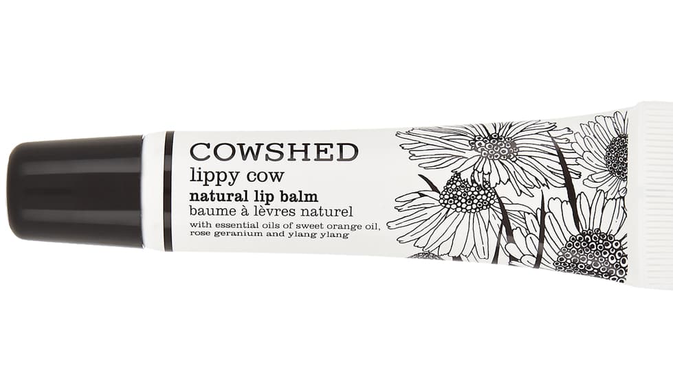 4. LIPPY COW, Cowshed, 
<a href="http://www.cowshed.com/new-york-city">Soho House</a>, $8 dólares | ¿Labios prominente al estilo de las vacas? No estamos tan seguras que esto sea tan deseable. Pero lo que si puedes conseguir con este bálsamo es proteger tus labios. Y sus ingredientes los deja muy suaves, además al ser transparente lo puedes usar antes de aplicar cualquier lipstick.
<br>