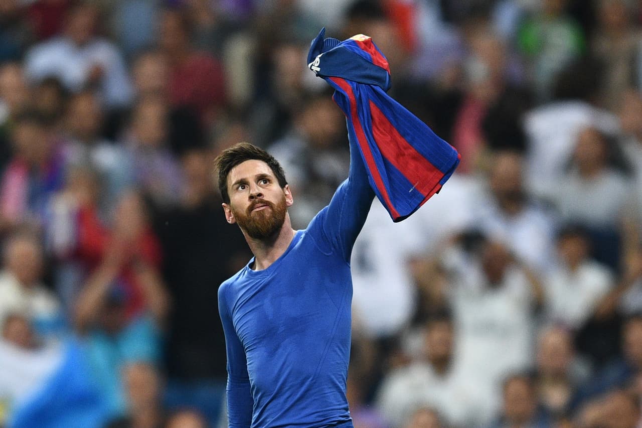 Lionel Messi fue la gran figura del triunfo de Barcelona 3-2 de visitante contra Real Madrid en el estadio Santiago Bernabéu. Dos goles, uno de ellos al final del partido, pusieron como nuevo líder al equipo catalán.