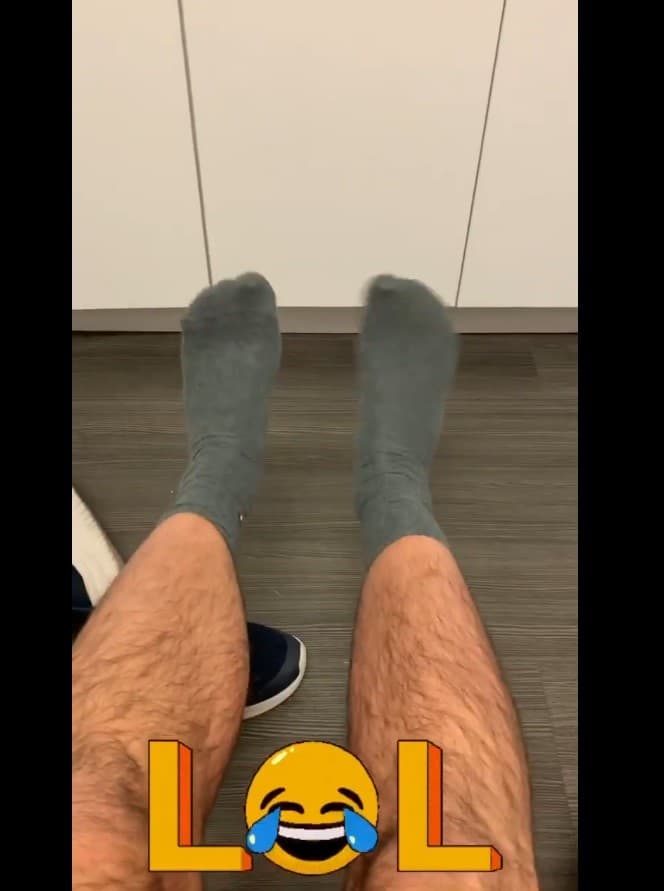 Así que corrió a los camerinos en busca de ayuda, por suerte, encontró a una persona del staff con dotes en la costura, pero tuvo que quitarse el pantalón y se quedó en paños menores.